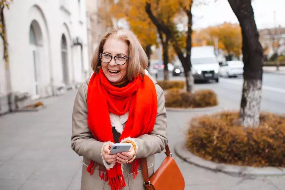 žena s výraznou šálou