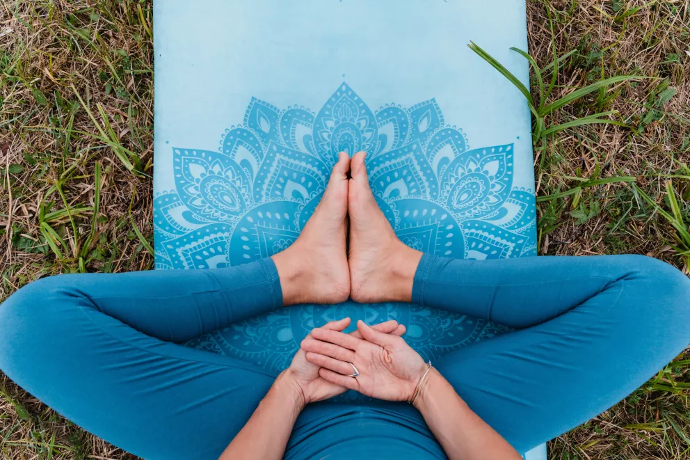 žena cvičí pánevní dno na jogové podložce