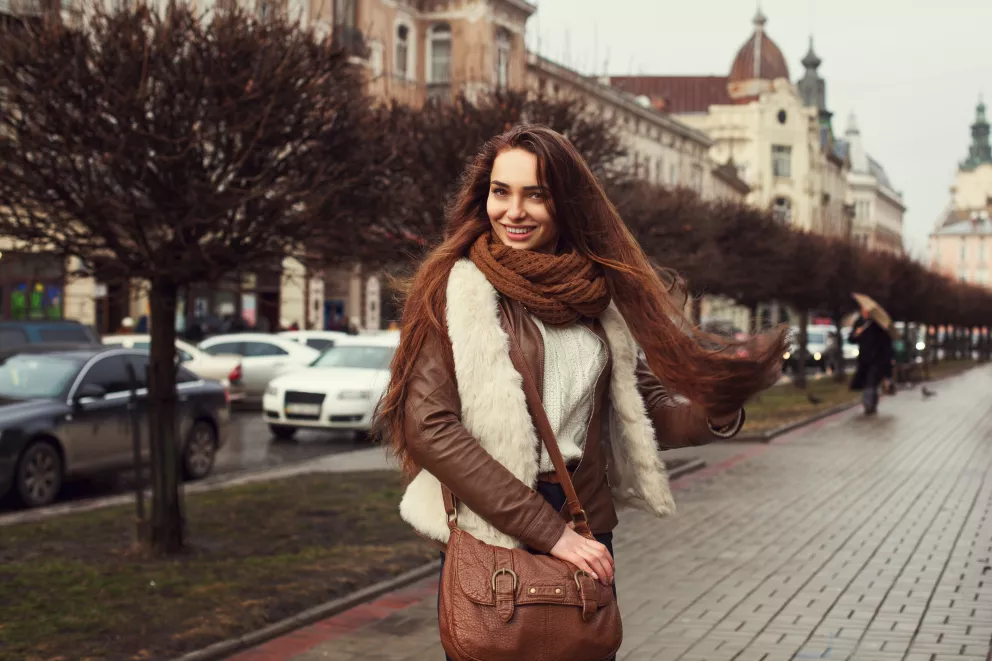 žena v huňaté vestě