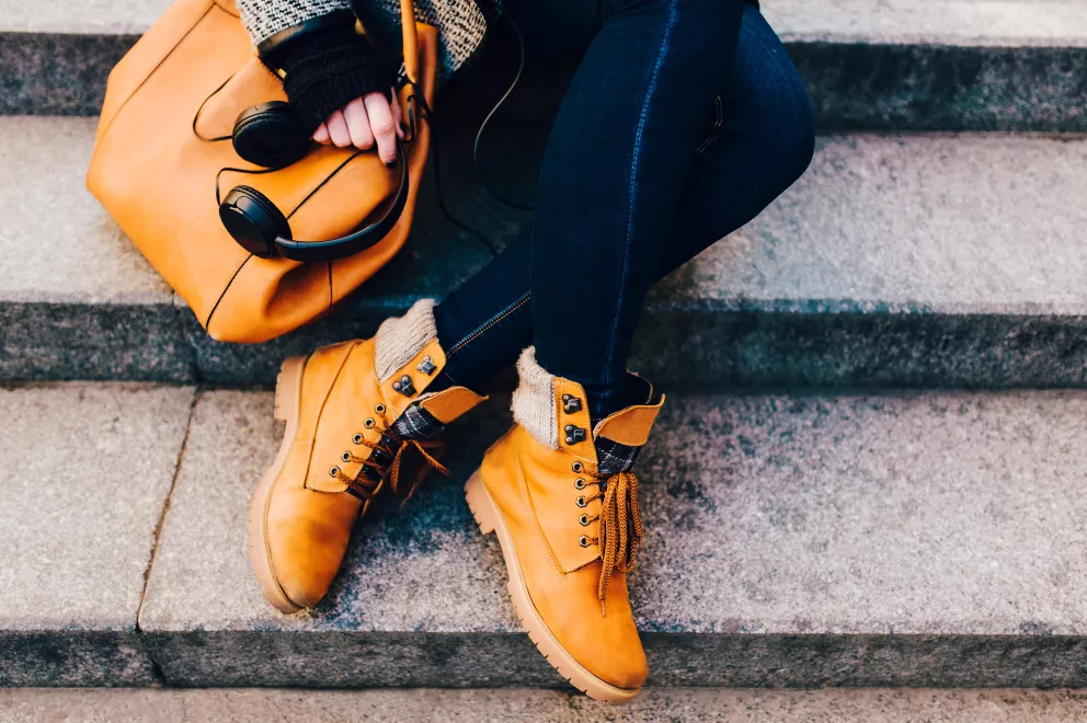 žena ve farmářských botách