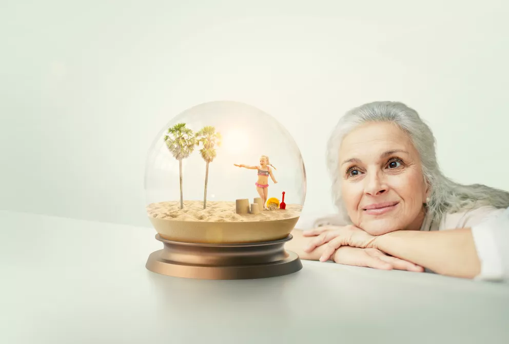 starší žena se dívá do křišťálové koule