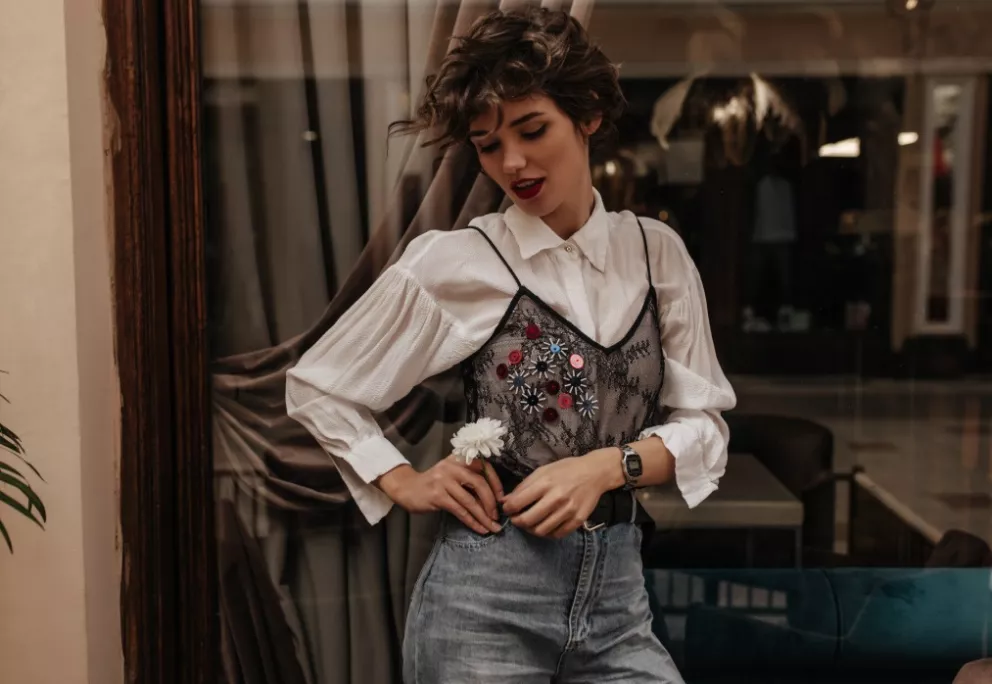 žena v krásné halence