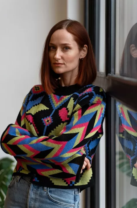 žena ve vzorovaném svetru