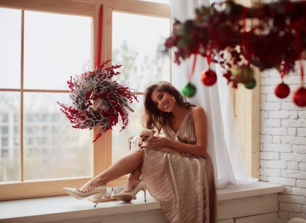 žena v luxusních šatech