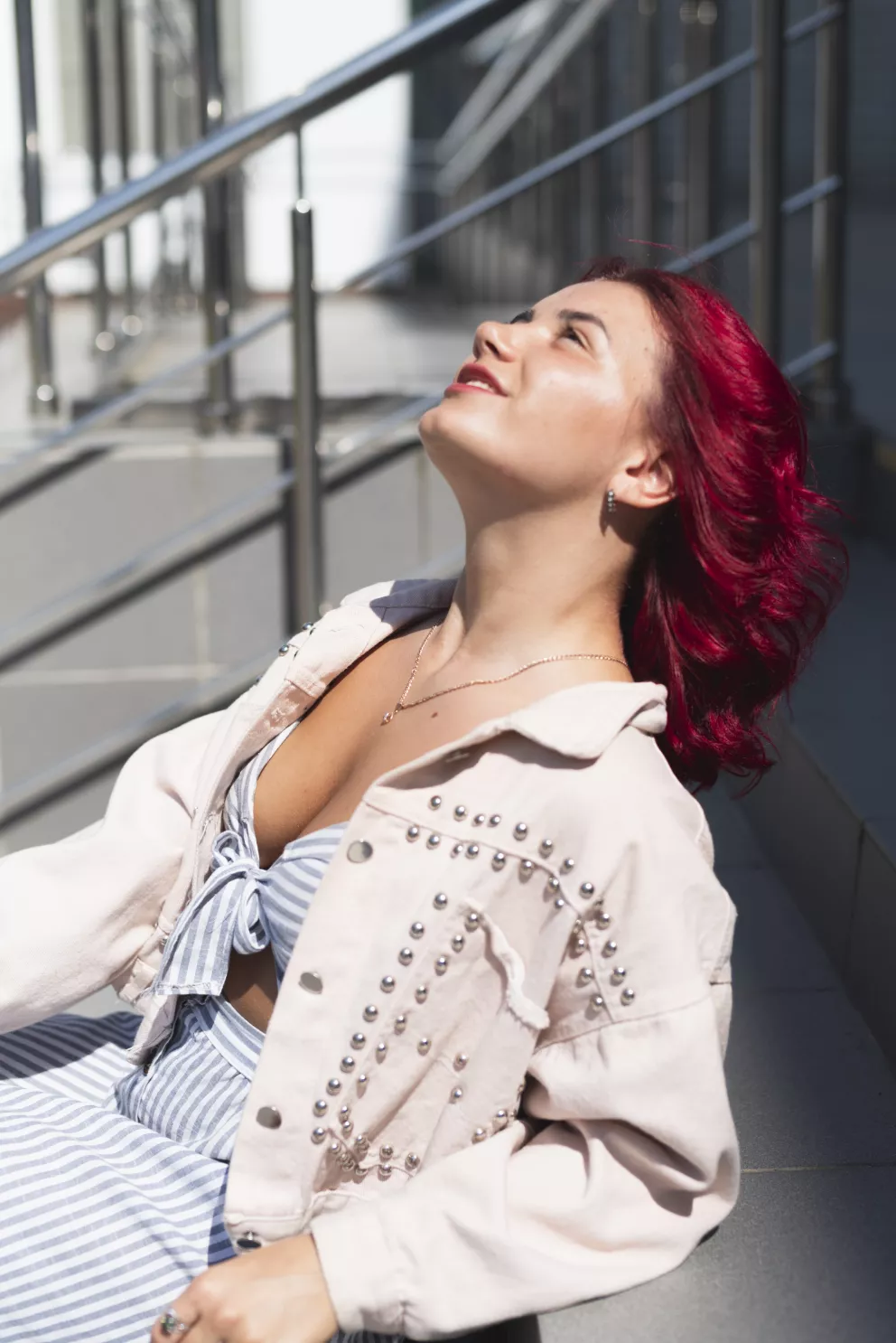 žena s červenými vlasy