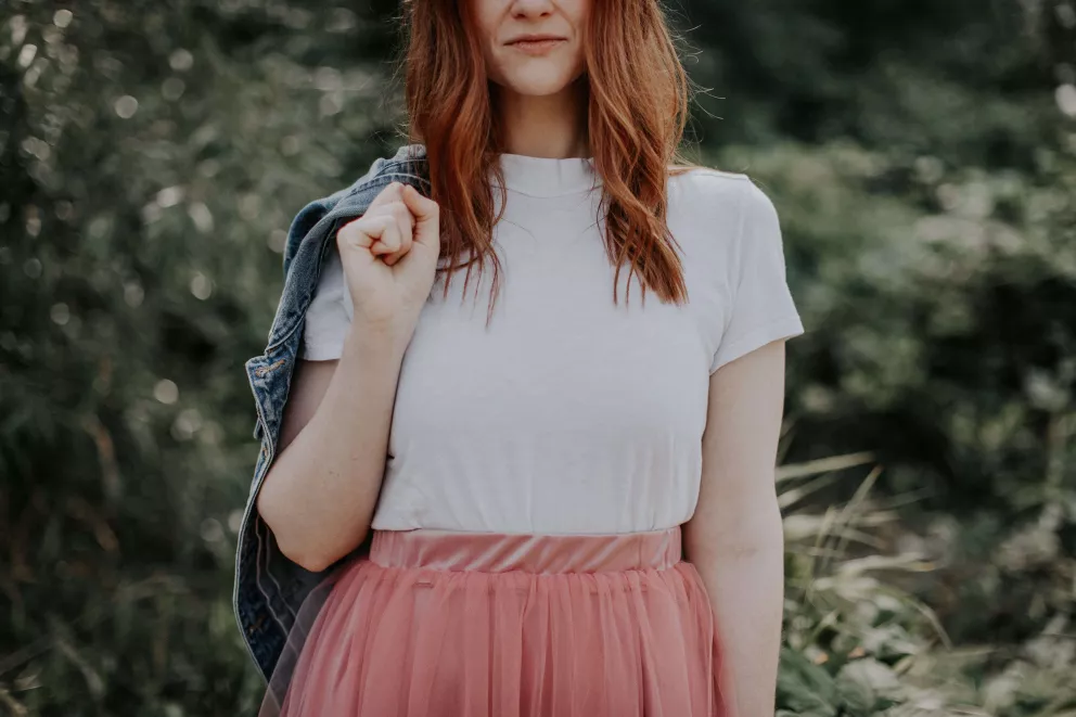 dívka s bílým tričkem