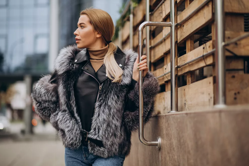 žena v kožešinové bundě