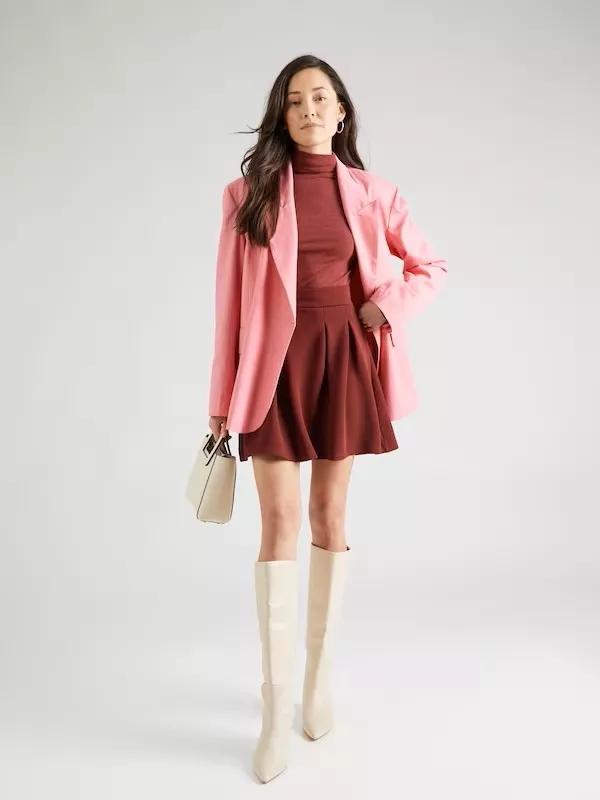 Slavnostní outfit v burgundské