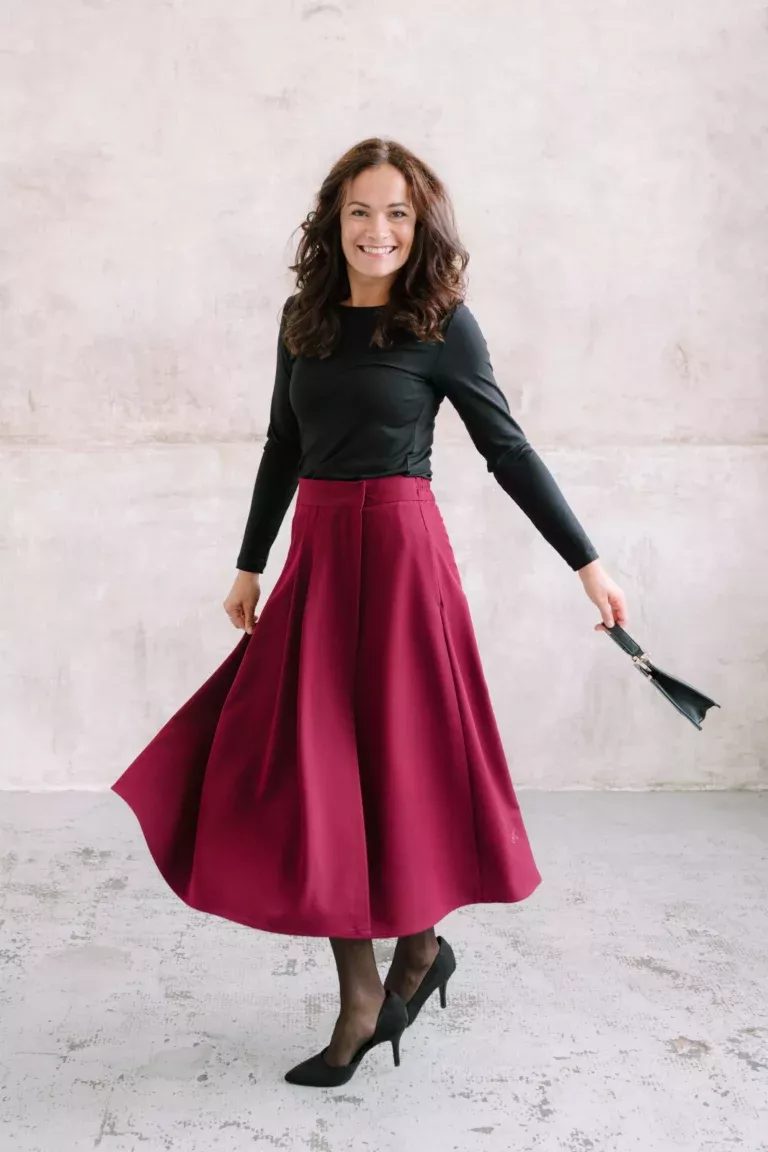 Slavnostní outfit v burgundské