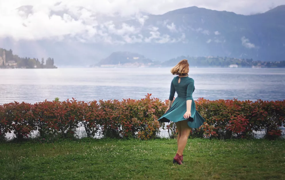 Elegantní midi šaty jako nepostradatelný kousek zimního šatníku