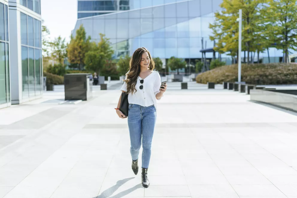 Úzké, volné nebo ošoupané: Tyto trendy džínů musíte mít