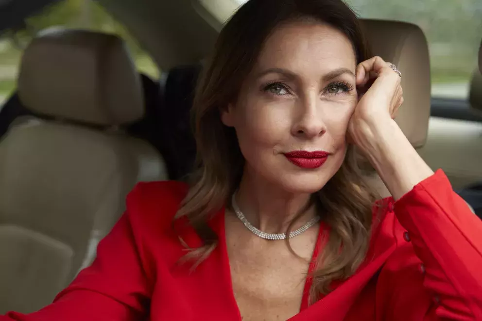 Červená není pouze barvou Vánoc. Nosit se bude před i po. Uvidíte ji na šatech, sukních a kalhotách