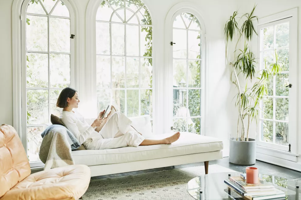 Monochromatickým outfitům podzimu a zimy 25/26 vládne bílá, krémová a světle šedá. Zkuste je