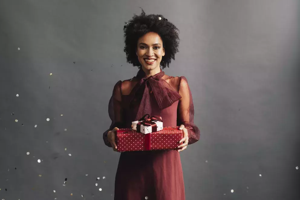 Červená není pouze barvou Vánoc. Nosit se bude před i po. Uvidíte ji na šatech, sukních a kalhotách