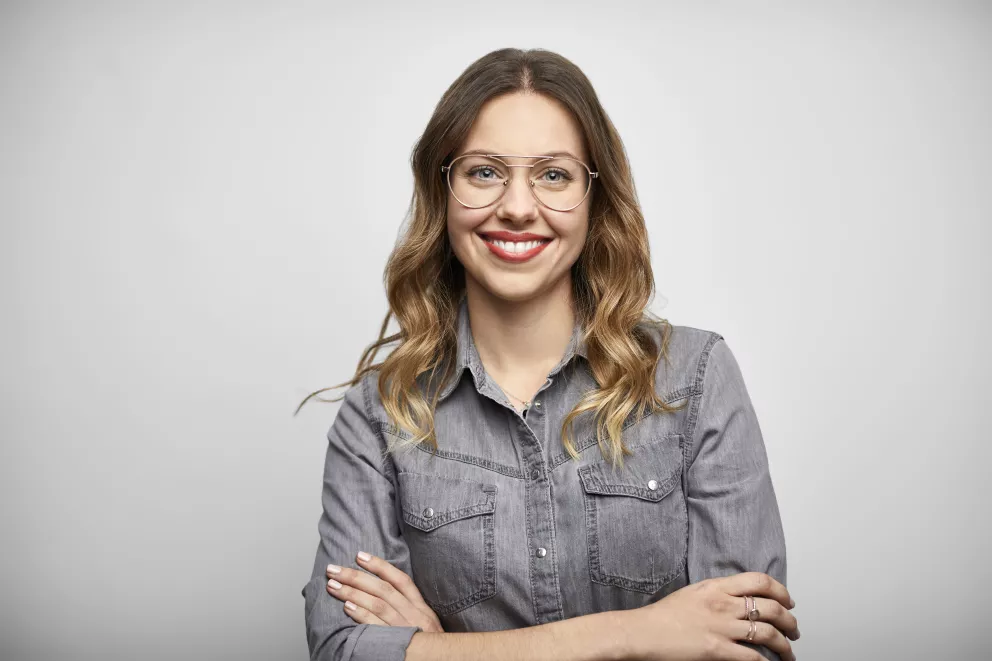 Polo tričko, svetr, volné kalhoty, to všechno v šedé, barvě, která bude našim šatníkům vévodit až do jara