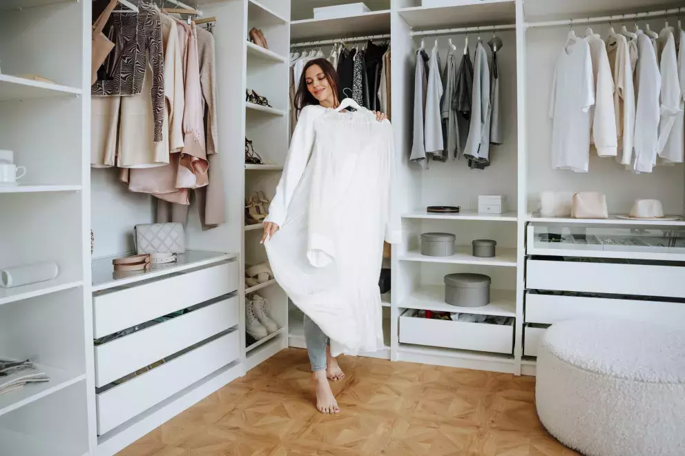 Monochromatickým outfitům podzimu a zimy 25/26 vládne bílá, krémová a světle šedá. Zkuste je