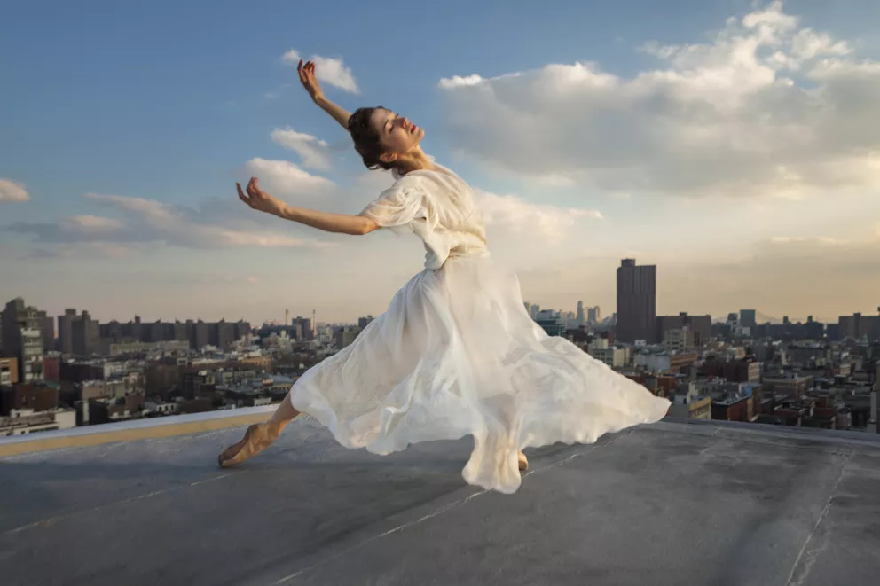 Monochromatickým outfitům podzimu a zimy 25/26 vládne bílá, krémová a světle šedá. Zkuste je