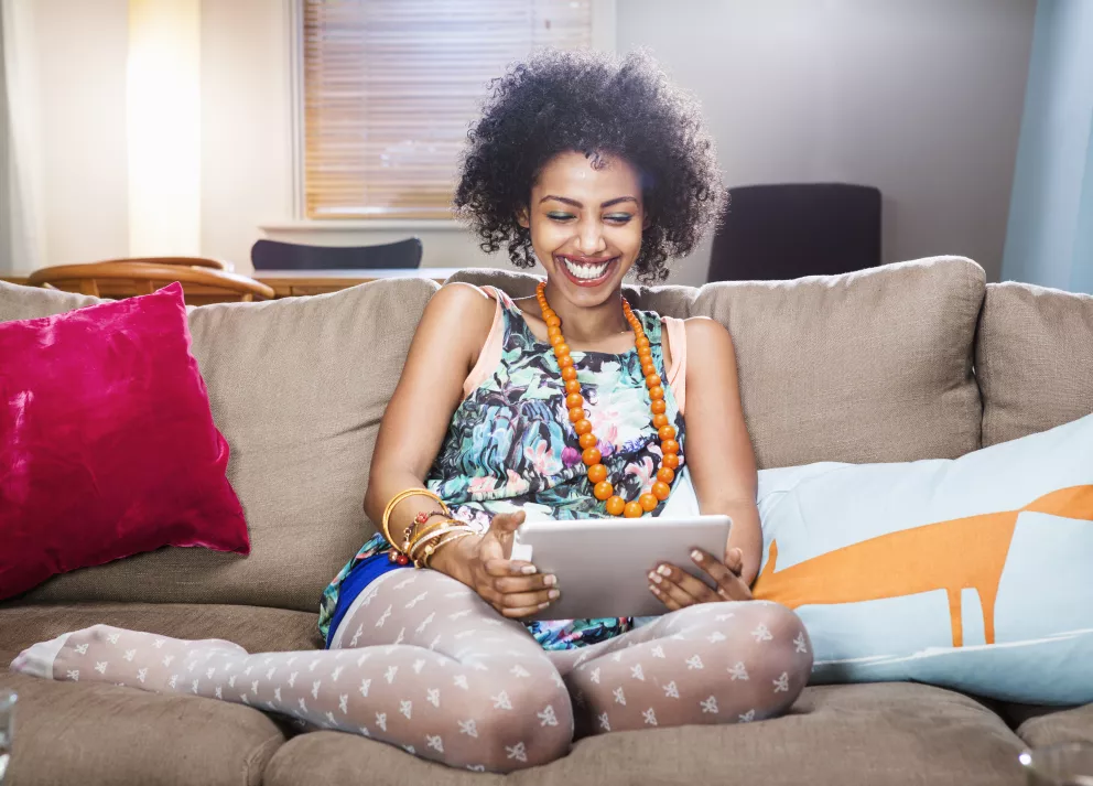 Vzorované punčochy už nejsou jen kouskem na večírky. Letos se nosí úplně všude