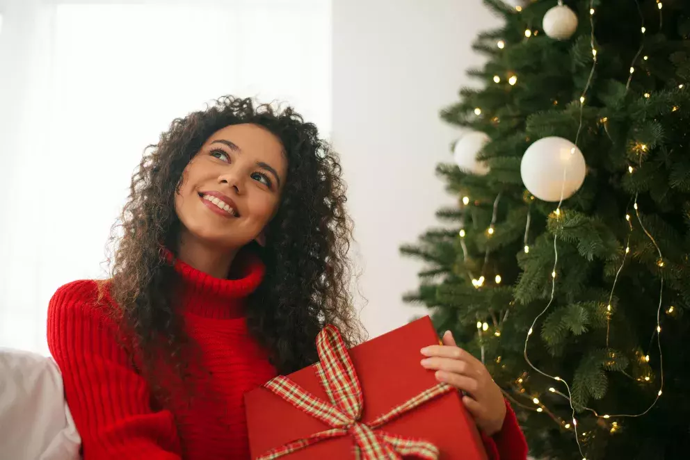 Červená není pouze barvou Vánoc. Nosit se bude před i po. Uvidíte ji na šatech, sukních a kalhotách