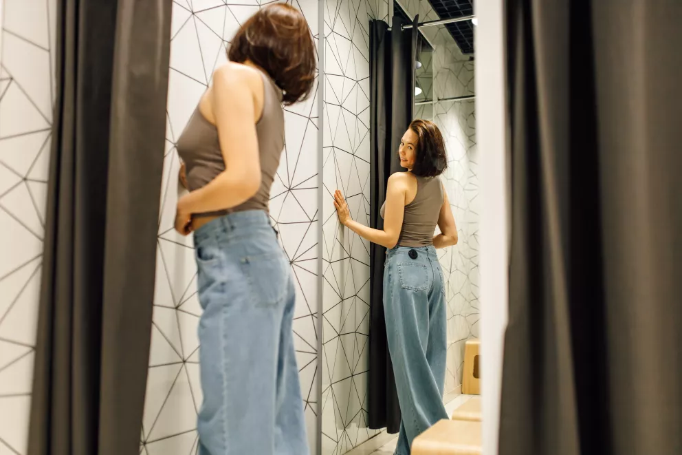 Úzké, volné nebo ošoupané: Tyto trendy džínů musíte mít