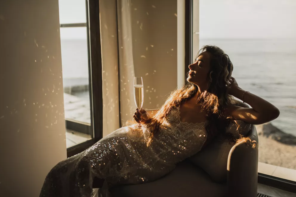 Nejlepší šaty ke štědrovečerní večeři: Nebojte si mini šatů, flitrů nebo svetrů s vánočními motivy