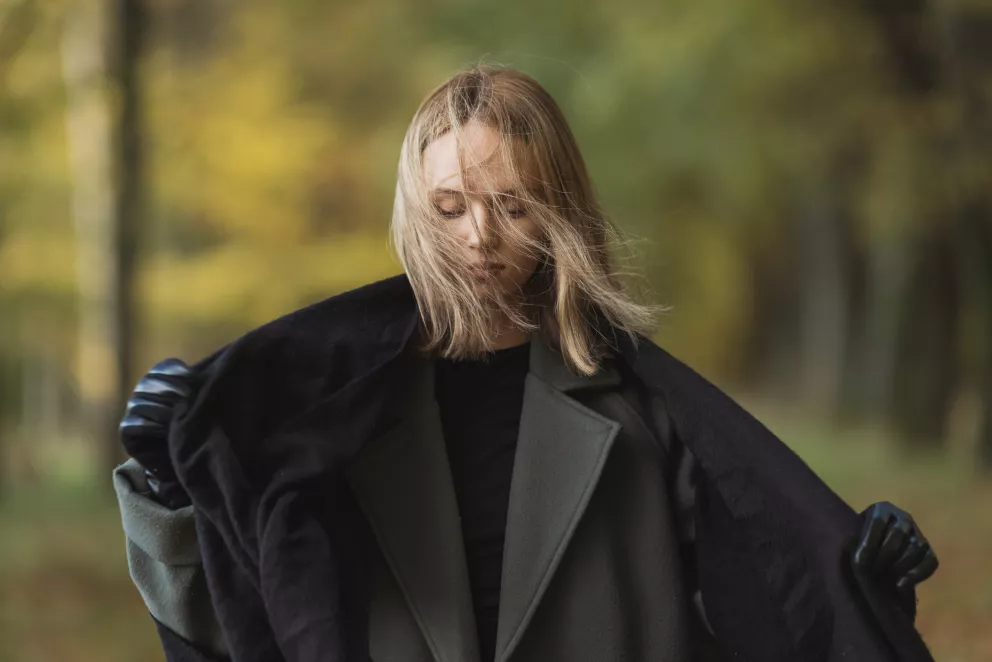 Dlouhý či polodlouhý kabát a Chelsea boty. Dva kousky, které vám nesmí chybět