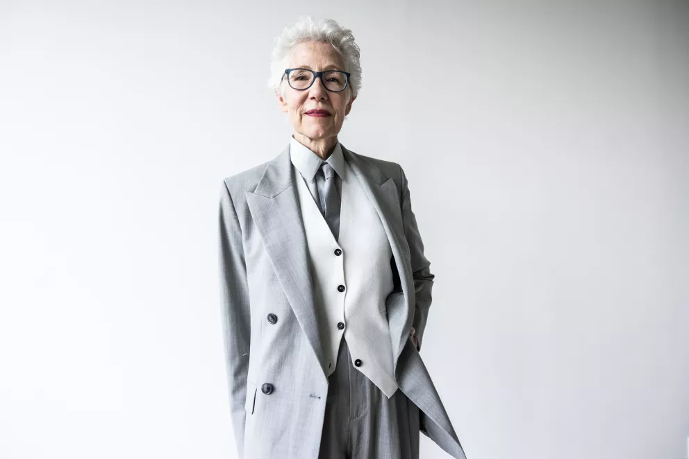 Monochromatickým outfitům podzimu a zimy 25/26 vládne bílá, krémová a světle šedá. Zkuste je