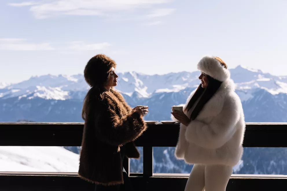 Jak v zimě nosit umělou kožešinu, trend Londýňanek, které ví, o čem mluví