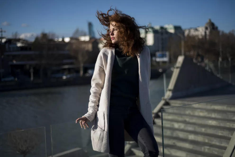 Jednoduchý minimalismus v pánském stylu: Obyčejný kardigan, volné kalhoty a bunda do půlky stehen