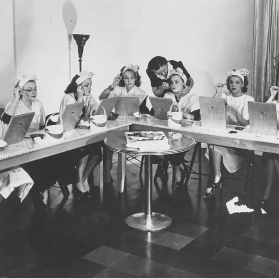 <p>Všechny kosmetičky v salonech Heleny Rubinstein byly důkladně proškolovány, aby poskytly zákaznicím co nejlepší služby.</p>
