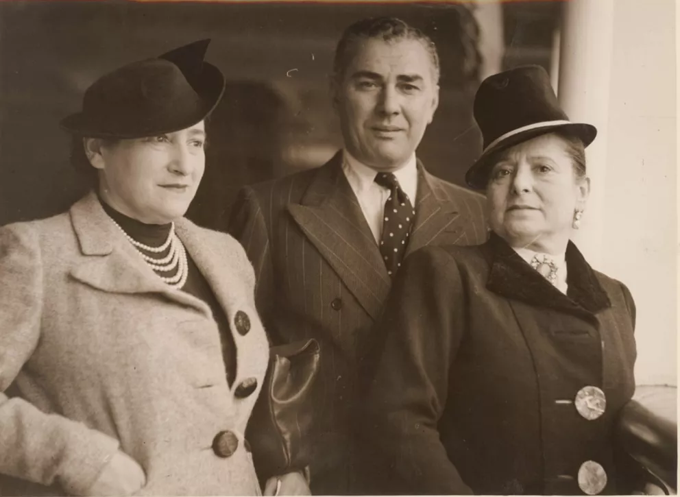 <p>Helena Rubinstein (vpravo) se svým druhým manželem gruzínským princem&nbsp;Gurielli Tchkoniem, fotografováno v roce 1938 v Sidney.</p>
