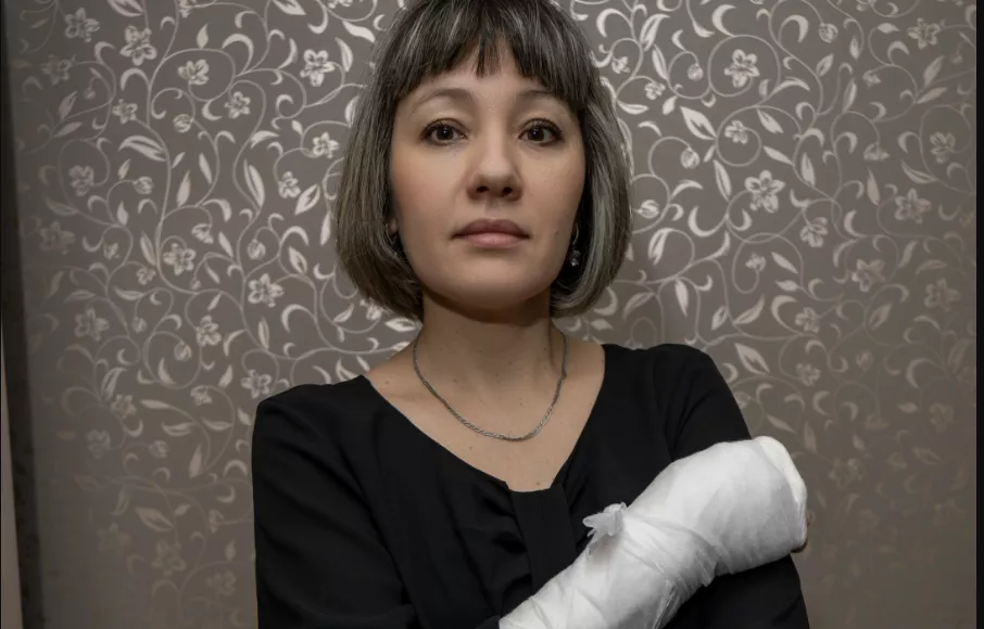 žena se zlomenou rukou