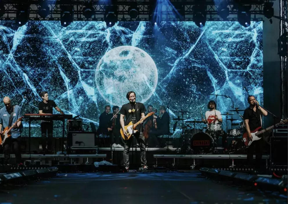 <p>Kapela Chinaski má za sebou úspěšný rok plný koncertů, kterými slavila 30. výročí na scéně. Pokračovat v koncertování bude i příští rok s tím, že už teď jsou k dostání vstupenky na koncerty na turné&nbsp;Open air léto 2026. Během něj odehrají 18 koncertů v kulisách amfiteátrů, zámeckých zahrad, městských parků a letních kin. Turné potrvá od června do září a kapela během něj zavítá do všech regionů. Lístek na koncert může být tipem na dárek pro každého, kdo má tuhle populární českou kapelu rád. Vstupenky jsou v&nbsp;prodeji na www.chinaski.cz.</p>
