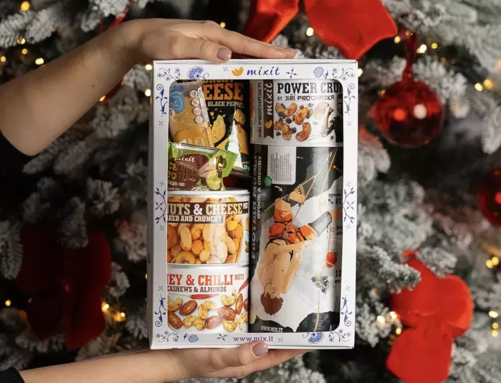 <p>Vánoční dárková sada pro muže Mixit, 799 Kč</p>

<p>Hledáte dárek, který nebude jen tak do vitríny, ale rovnou na stůl? Naše vánoční dárková sada pro muže kombinuje&nbsp;<strong>to nejlepší z proteinových dobrot</strong>, pikantních oříšků i sýrových bestsellerů. Najdete v ní třeba Power crunch podle Jirky Procházky, oříšky s medem a chilli, křupavý cheddar, ale i proteinové müsli s ovocem, které s námi namixoval Adam Ondra.</p>
