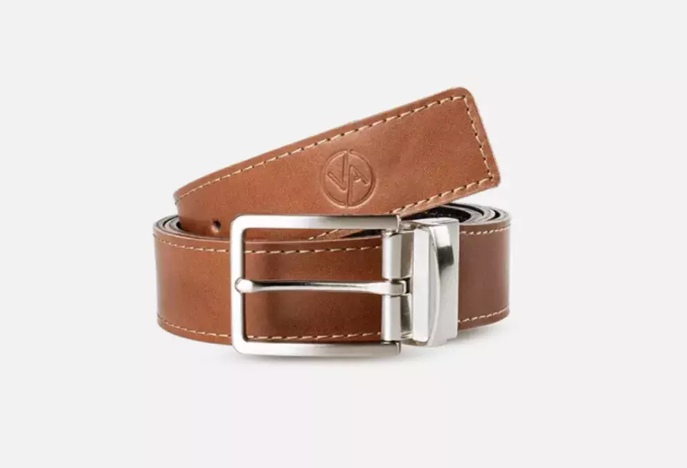 <p><strong>Oboustranný Pásek Henry Black & Brown, 1499 Kč</strong></p>

<p>Kožený pásek Henry se díky speciální sponě pouhým otočením z ležérně hnědého promění v elegantně černý, rázem se tedy přizpůsobí jakémukoli outfitu. Je na něj spoleh dlouhé roky, je totiž vyroben ručně v Česku z kvalitní kůže.</p>
