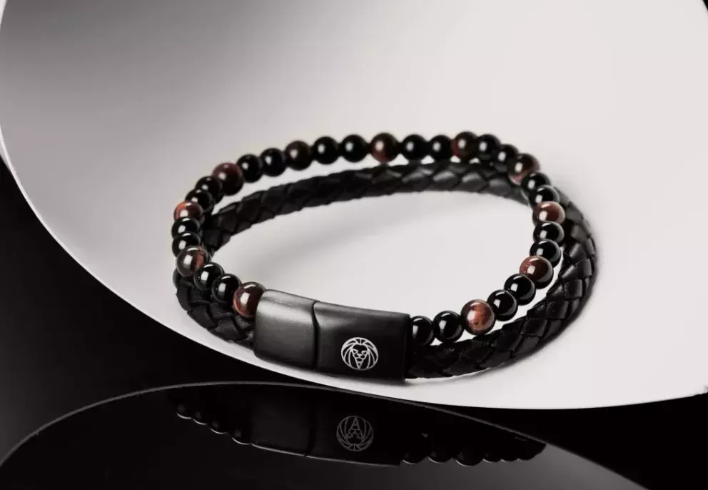 <p>Kožený náramek s červeným tygřím okem Icon, 999 Kč</p>
