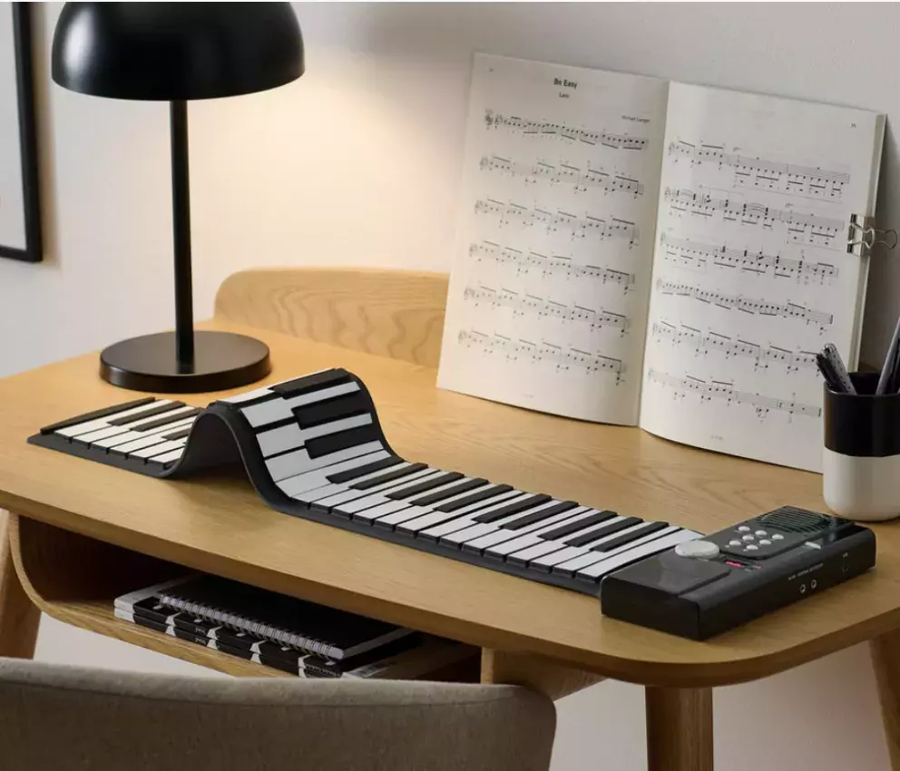 <p>Elektronické rolovací piano, Tchibo, 1990 Kč</p>
