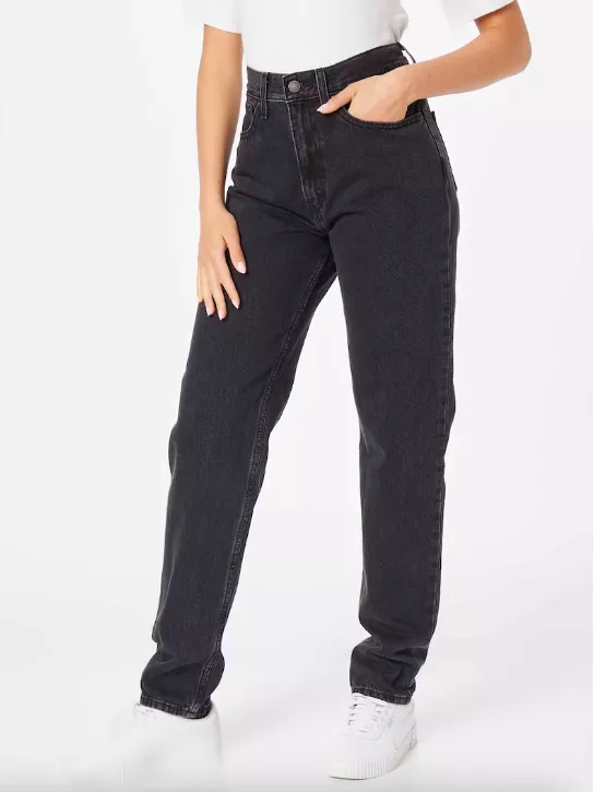 <p>LEVI'S 3199 Kč</p>
