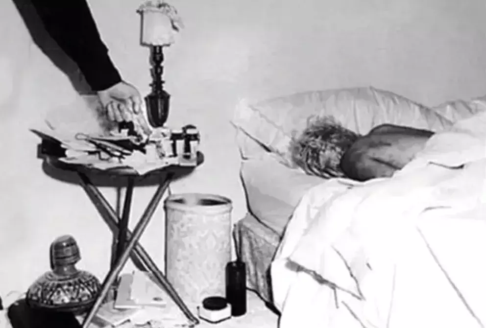 <p>Mrtvé tělo Marilyn Monroe našla hospodyně a hereččin psychiatr.</p>
