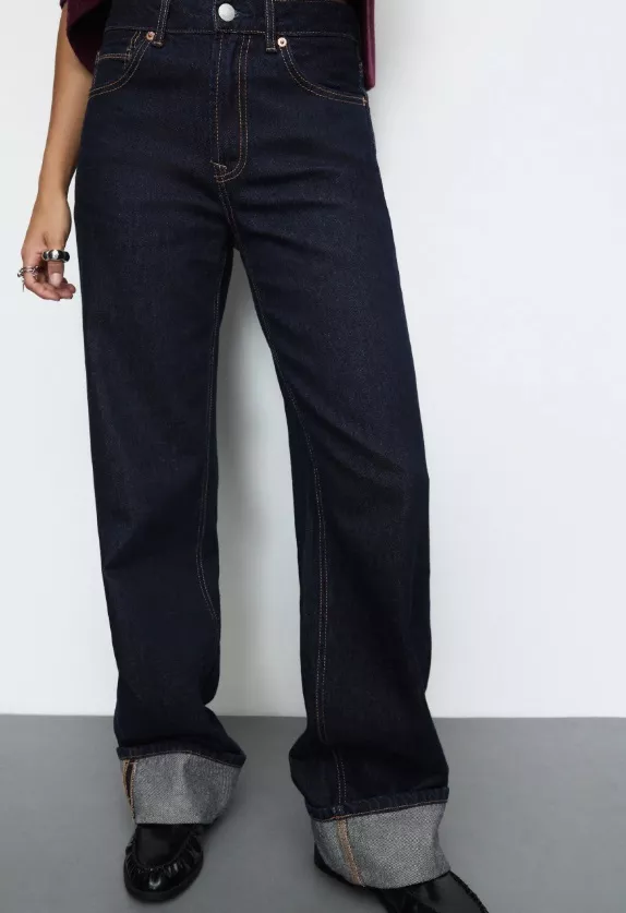 Tmavé džíny s ohrnutými nohavicemi, Stradivarius, 799 Kč