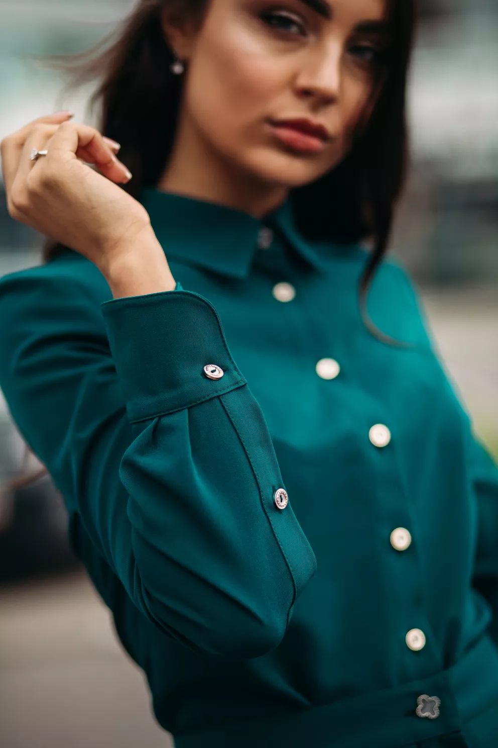 žena v košili transformative teal