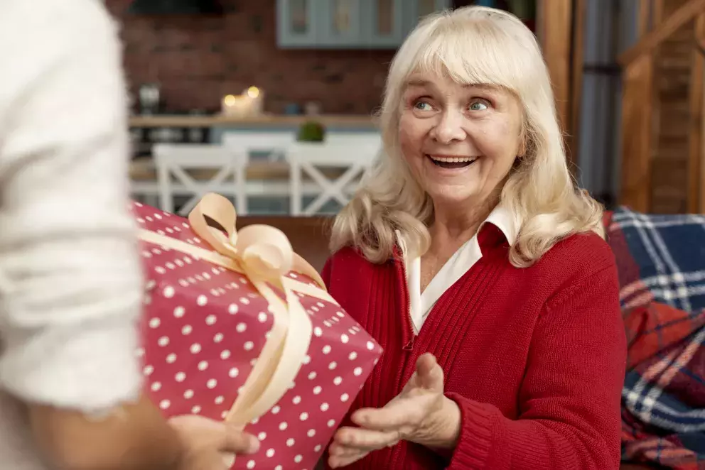 žena, vánoce, seniorka, dárky, nový život, radost