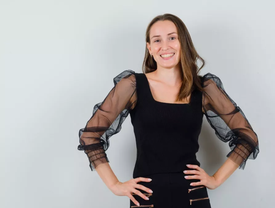 žena v šatech s průsvitnými rukávy