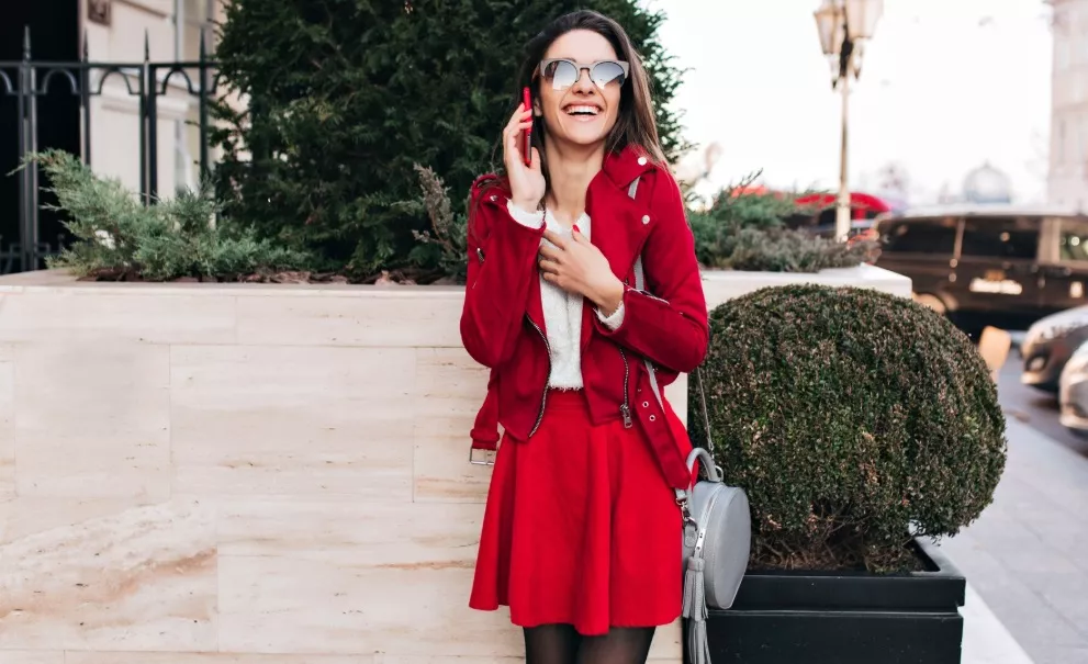 žena v kolové sukni