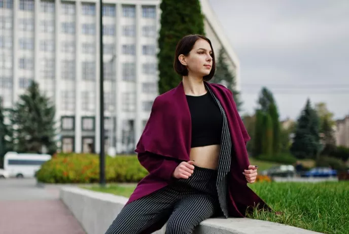 žena v elegantním oblečení