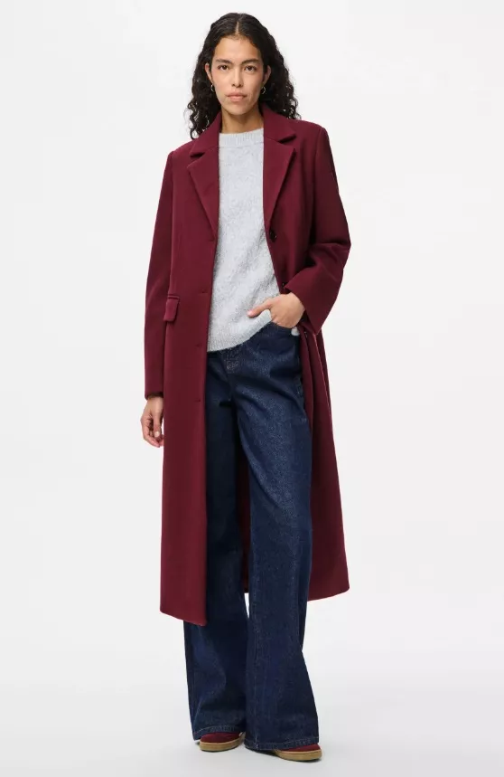 Dlouhý rovně střižený kabát v barvě bordó, Pieces, 2 160 Kč