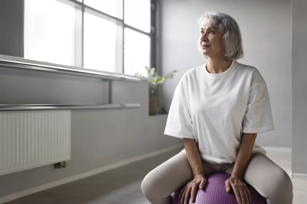 žena cvičí na balonu