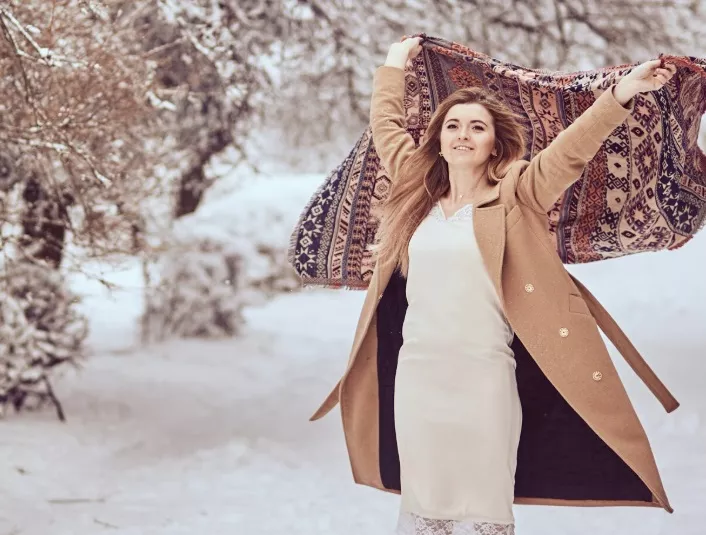 žena v šatech s krajkou