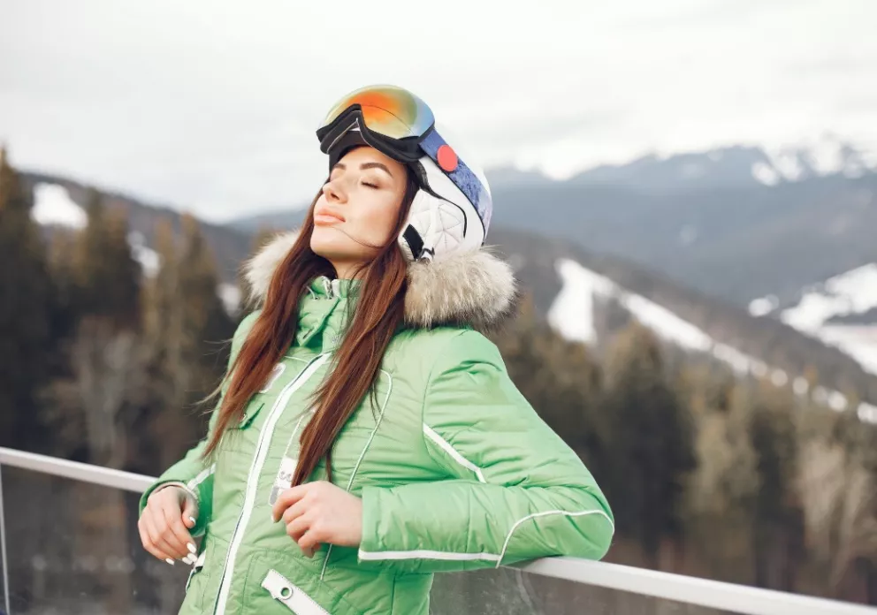 krásná žena v lyžařském