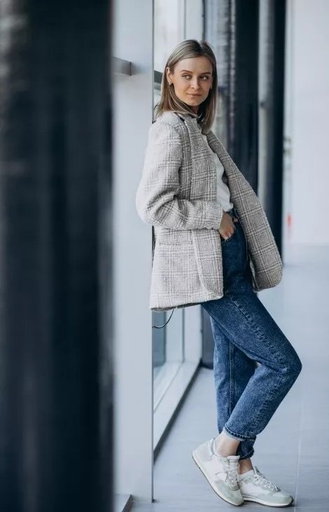 žena v rovných džínách